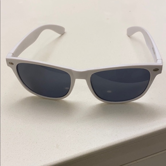 Women's Fashion Sunglasses - Picture 5 of 5